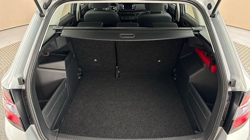 Škoda Fabia 1.0 TSI Ambition Combi - fotka 17 z 23