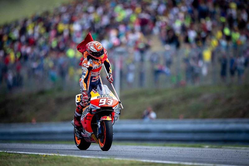 Motocyklová legenda Valentino Rossi při závodě na Masarykově okruhu v roce 2019.