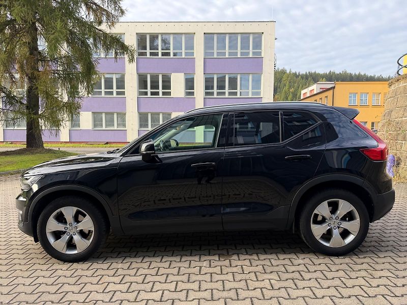 Volvo XC40 2,0 D D4 AWD Momentum - fotka 2 z 33