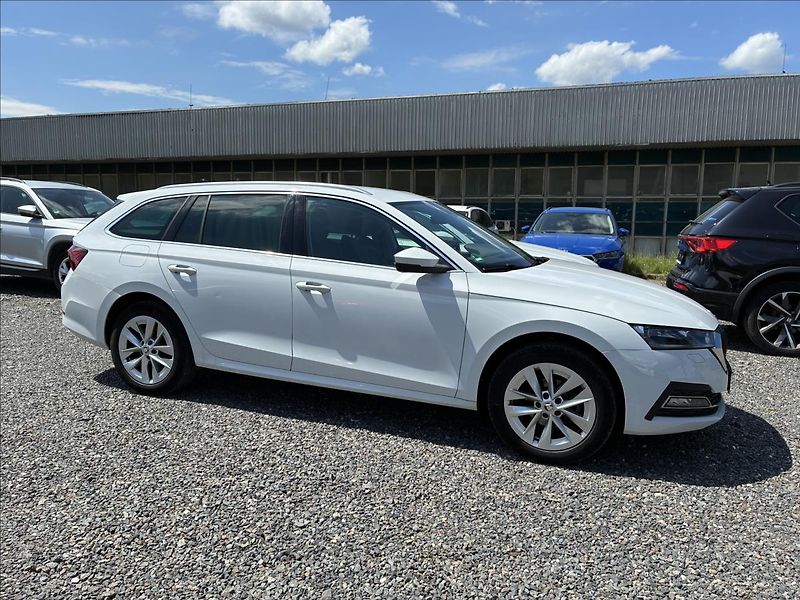 Škoda Octavia 2,0 TAŽNÉ,KŮŽE,HEAD-UP - fotka 8 z 38
