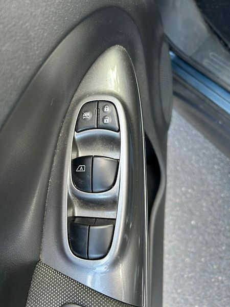 Nissan Juke (2012) TEKNA 1.6 - fotka 17 z 41