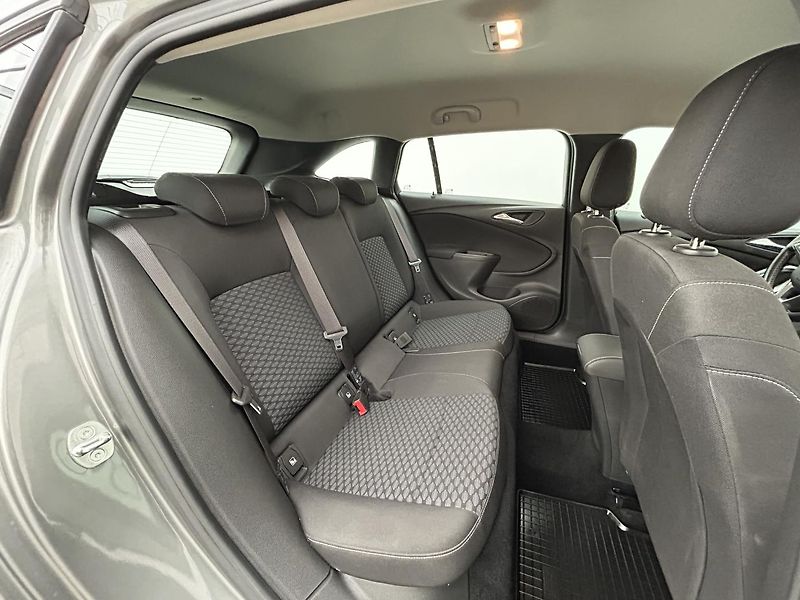 Opel Astra 1.6 CDTi Enjoy - fotka 13 z 24
