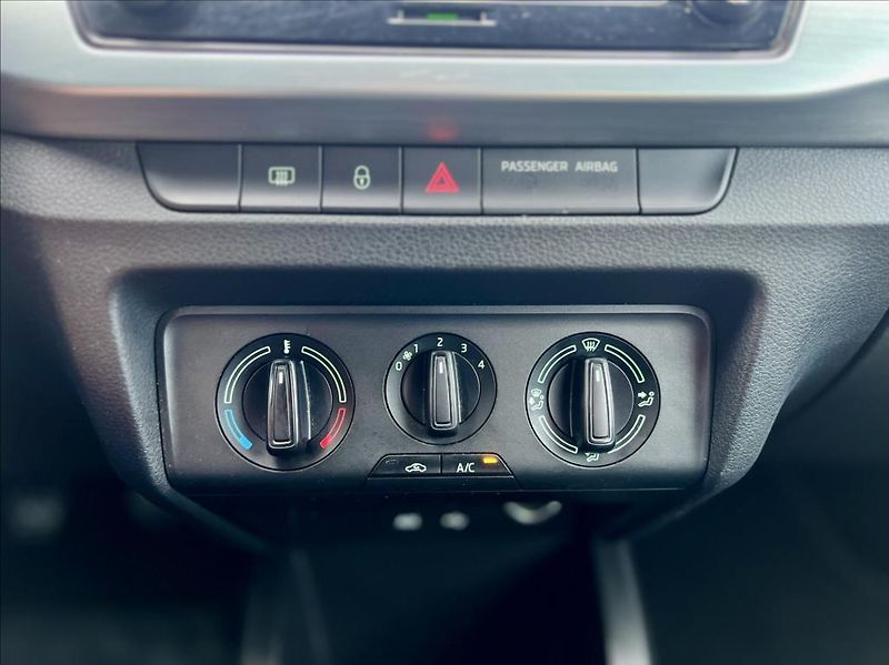 Škoda Fabia 1,0 MPI / KLIMA - fotka 28 z 37