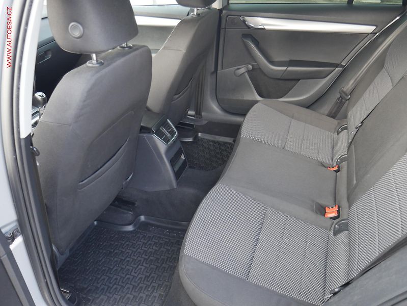 Škoda Octavia (2013) 1.6 TDi, ČR, AC, výhřev sed - fotka 11 z 18