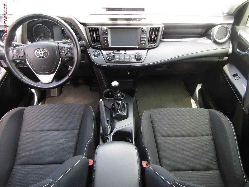 Toyota RAV4 (2016) 2.0 D-4D, TZ, navi, kamera - fotka 8 z 20
