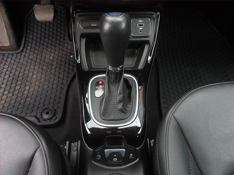 Jeep Compass (2021) 1.3 T-GDI, Automat, Serv.kniha - fotka 13 z 21