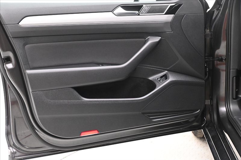 Volkswagen Passat 1,4 GTE 160 kW DSG Business Zá - fotka 24 z 32