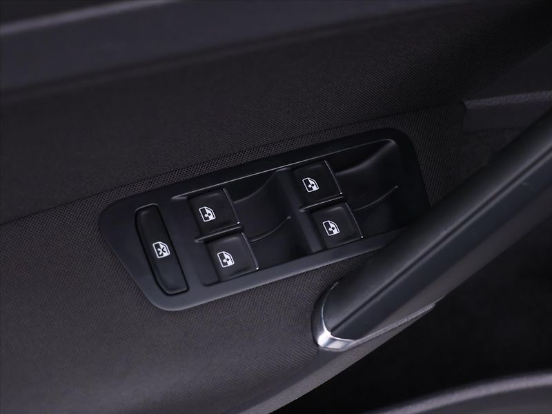 Volkswagen Golf 1,4 TSI 110kW Highline Navi - fotka 15 z 34