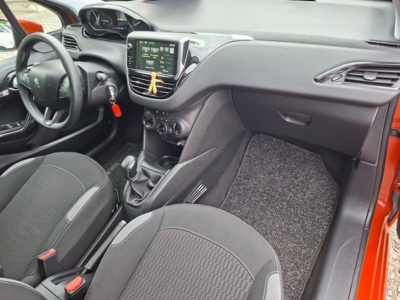 Peugeot 208 (2015) 1.0i 50kW -KLIMA-SENZORY - fotka 23 z 42
