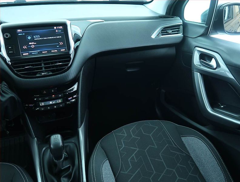Peugeot 2008 (2018) Active Pack 1.2 PureTech - fotka 8 z 18