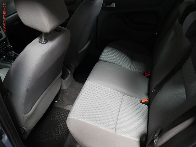 Ford Focus (2006) 2.0 TDCi, AC, výhřev sed - fotka 10 z 17