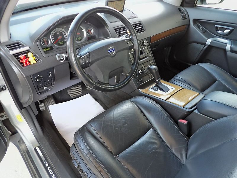 Volvo XC90 2.4D5 136kW AWD Summum Xenon - fotka 14 z 24