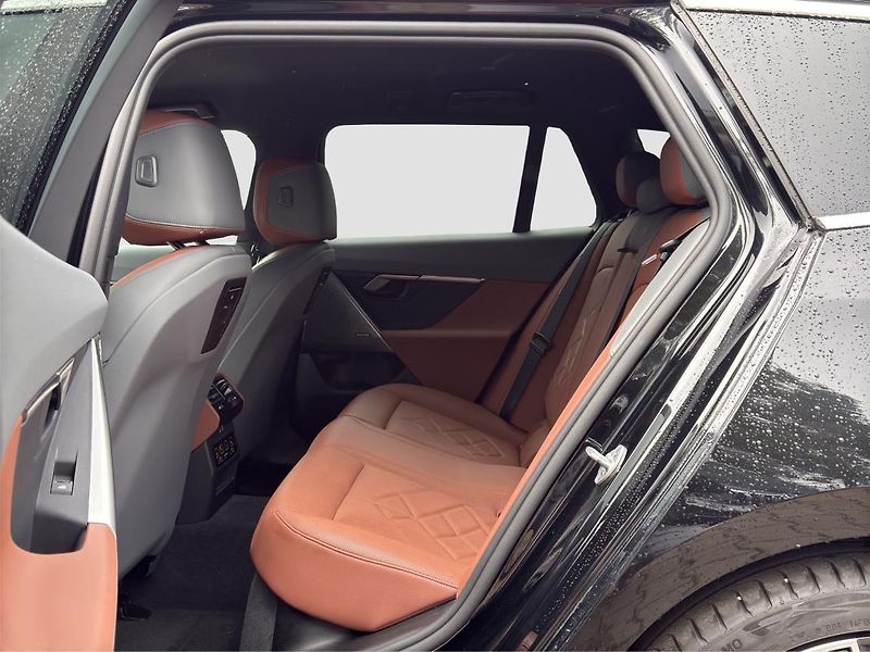 BMW i5 xDrive40 Touring - fotka 11 z 16