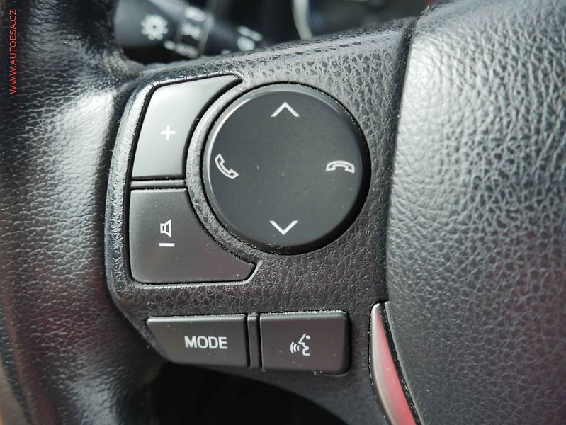 Toyota Corolla (2018) 1.6i, 1.maj,ČR, AC, TZ, park - fotka 13 z 16