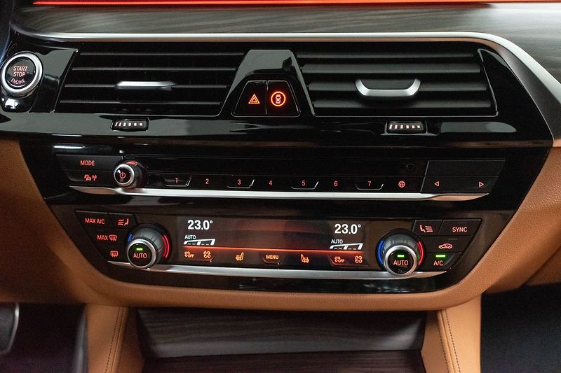 BMW Řada 5 530d xDrive ///MPAKET*ACC*DPH* - fotka 25 z 44