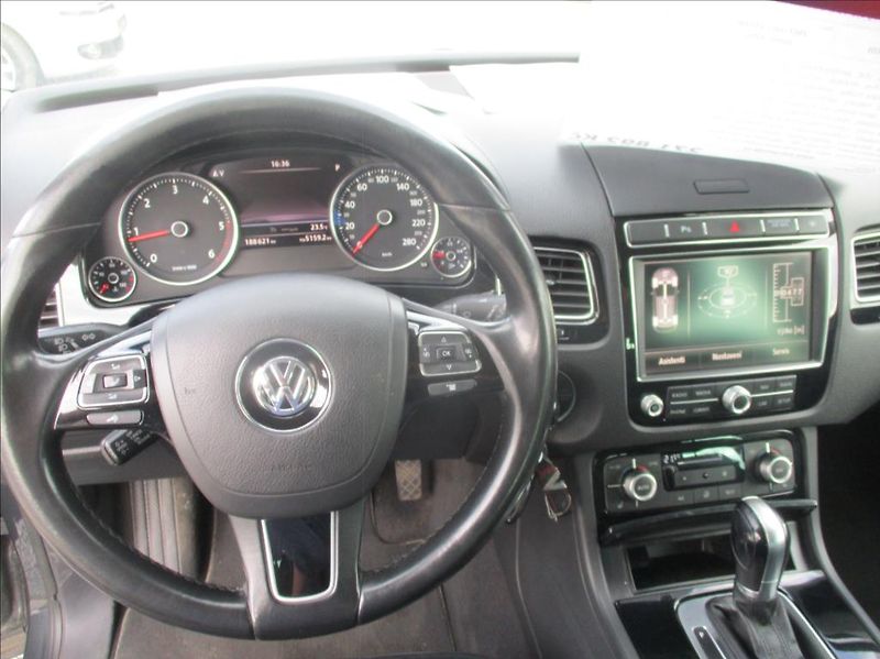 Volkswagen Touareg 3,0 TDI, DSG,servis,el.tažné - fotka 14 z 30