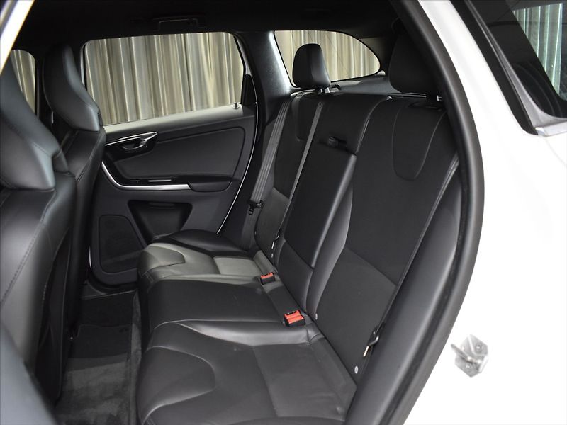 Volvo XC60 2,4 D4 AWD SUMMUM Bezklíč,BLIS - fotka 9 z 23