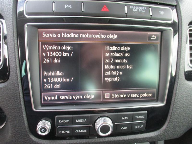 Volkswagen Touareg 3,0 TDI, DSG,servis,el.tažné - fotka 21 z 30