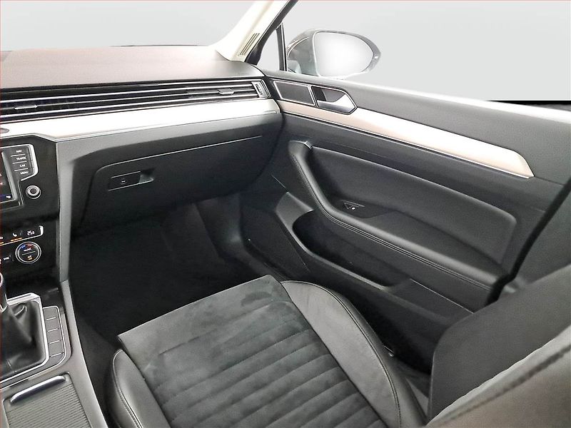 Volkswagen Passat (2017) 2.0 TDI, Kůže, Navi, Tempomat - fotka 8 z 22