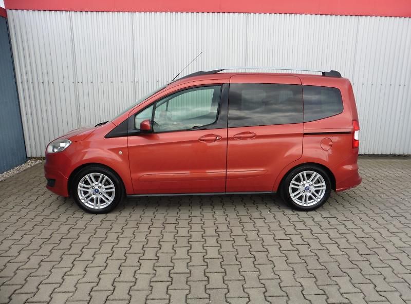 Ford Tourneo Courier 1,0 EcoBoost 74 kW - fotka 3 z 12