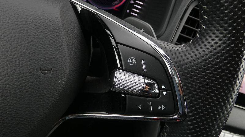 Škoda Karoq 1,5 TSI DSG Sportline - fotka 13 z 23