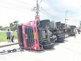 Auto bylo pod tíhou velkého tahače doslova „rozplácnuto“.