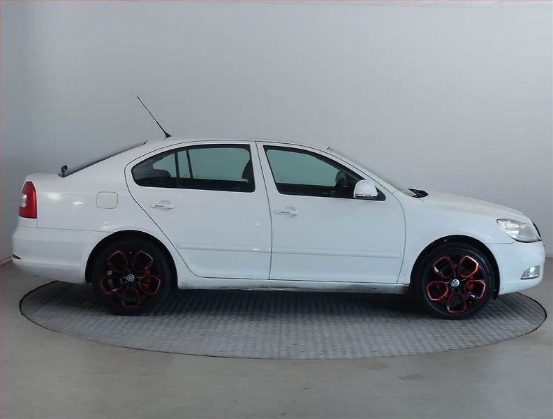 Škoda Octavia (2009) Ambiente 1.4 TSI, udržované - fotka 6 z 15