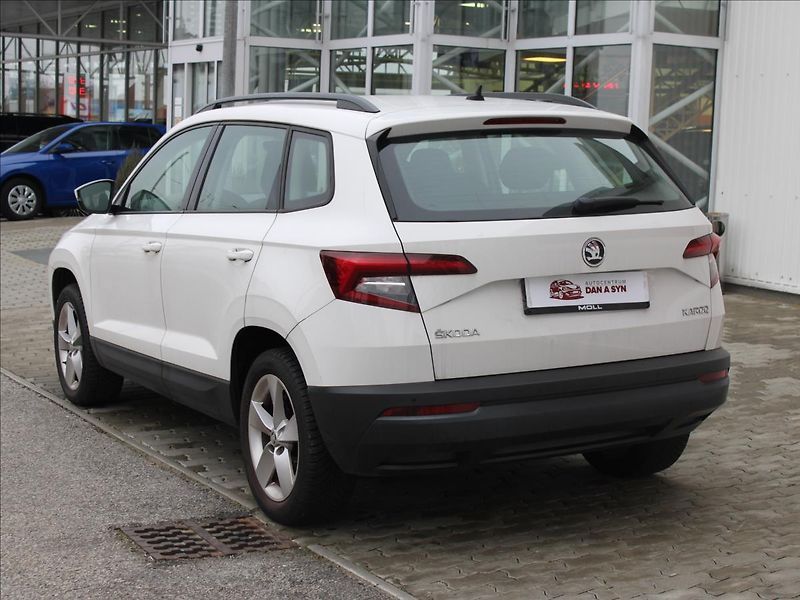 Škoda Karoq 1,0 TSI DSG zánovní 22 400km - fotka 4 z 10