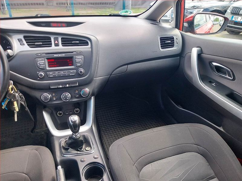 Kia Ceed (2015) 1.6 GDI, ČR,1.maj, Serv.kniha - fotka 8 z 16