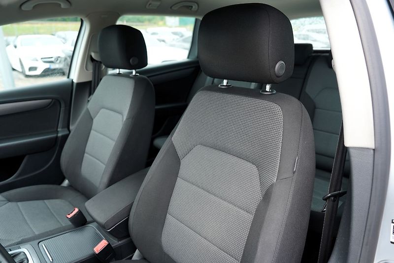 Volkswagen Passat 2.0 TDI DSG 140PS/navigace - fotka 16 z 32