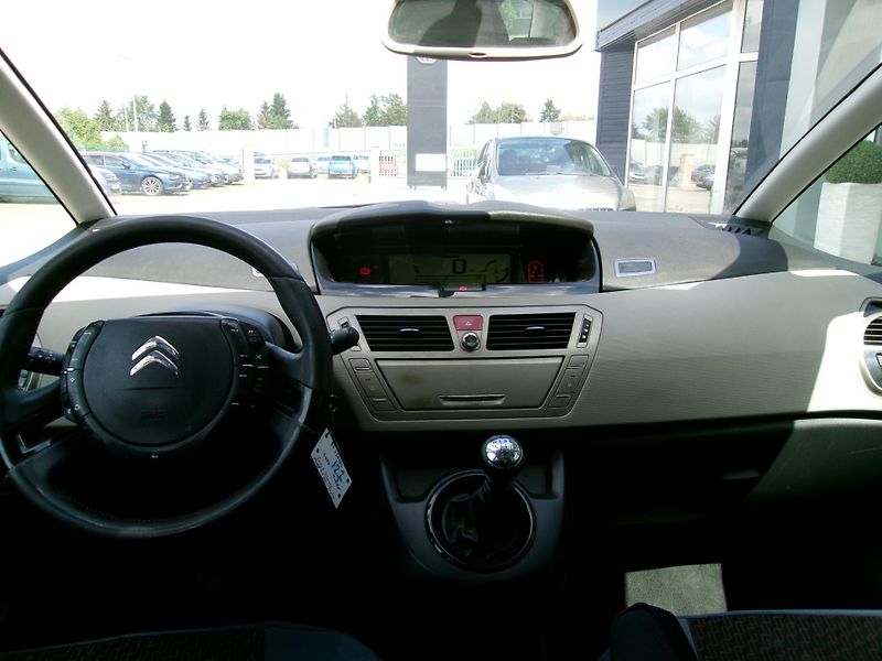 Citroën Grand C4 Picasso (2011) 2.0 HDi 7míst - fotka 13 z 18
