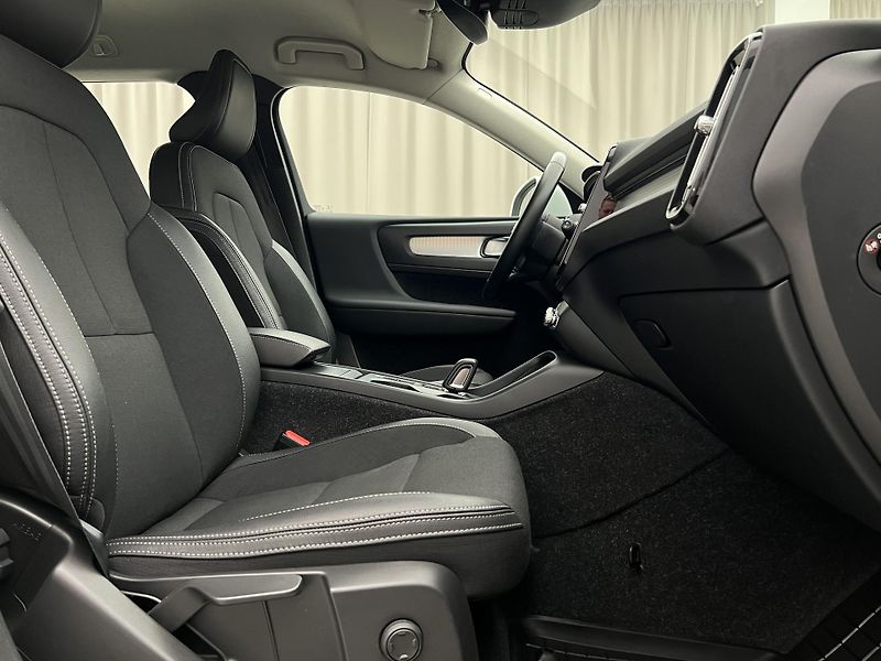 Volvo XC40 T3 MOMENTUM AUT 1. maj. - fotka 18 z 45