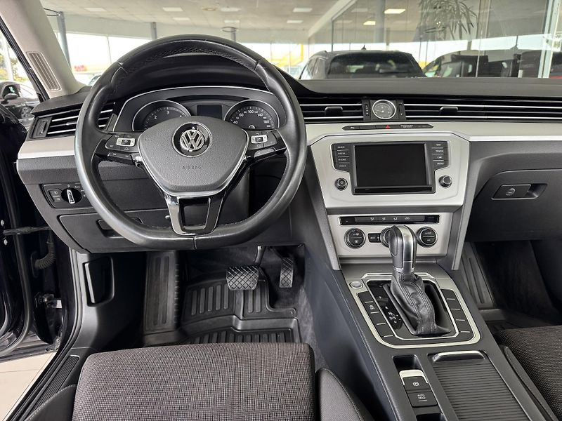Volkswagen Passat 1,6TDI DSG*ComfortLine*ACC*Nav - fotka 9 z 32