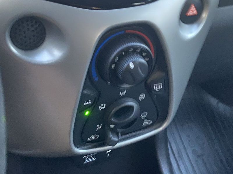 Toyota Aygo 1.0i, ČR-1m, X-Play Style - fotka 12 z 14