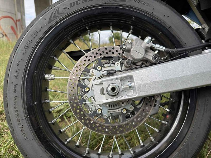 DR-Z4SM je čistokrevný silniční motard, jakých dnes na trhu mnoho nenajdete.