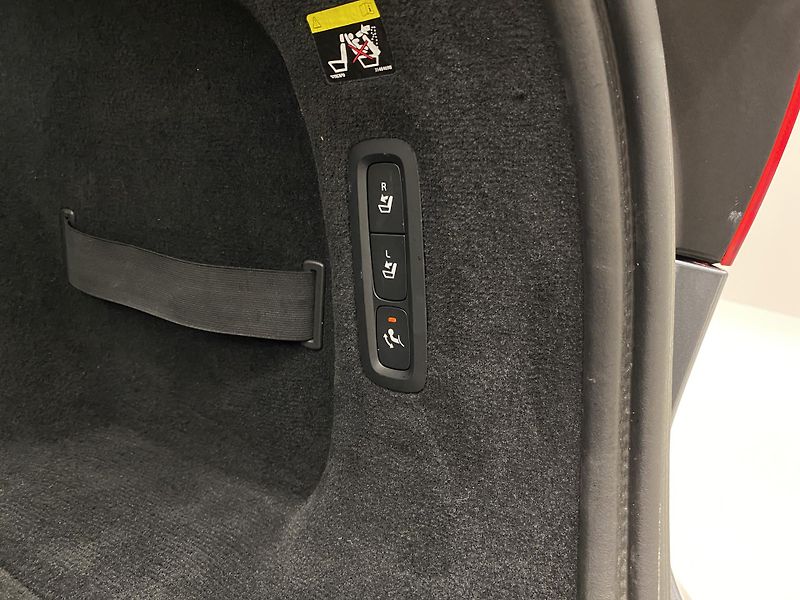 Volvo V90 D4 MOMENTUM AUT - fotka 31 z 48