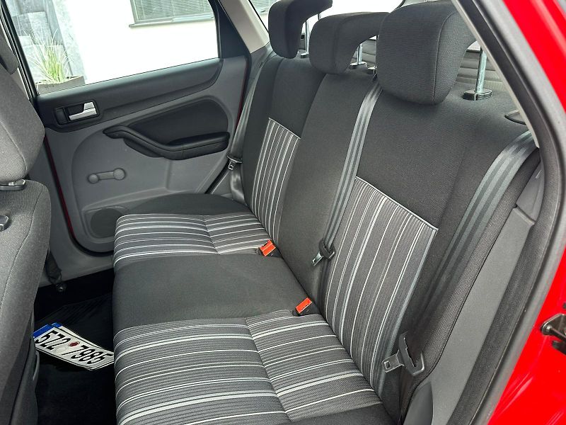 Ford Focus (2010) 1.6TDCi, 66KW, VYHŘ. SEDADLA - fotka 12 z 22