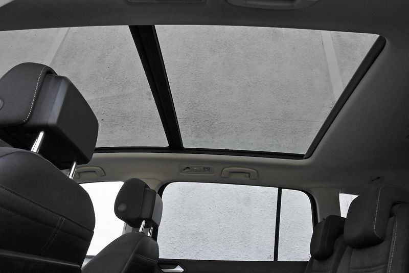 Volkswagen Touran 2.0 TDi COMFORTLINE,NAVI,MASÁŽ - fotka 28 z 51