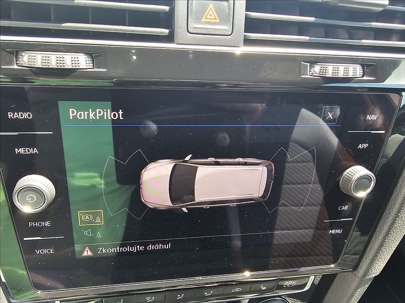Volkswagen Golf 1,4TSi R-Line Webasto NAVI - fotka 19 z 43