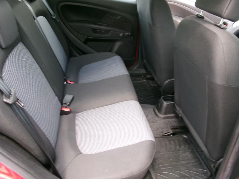 Fiat Punto (2010) 1,2i ČR 2xAIBAG ABS - fotka 23 z 24