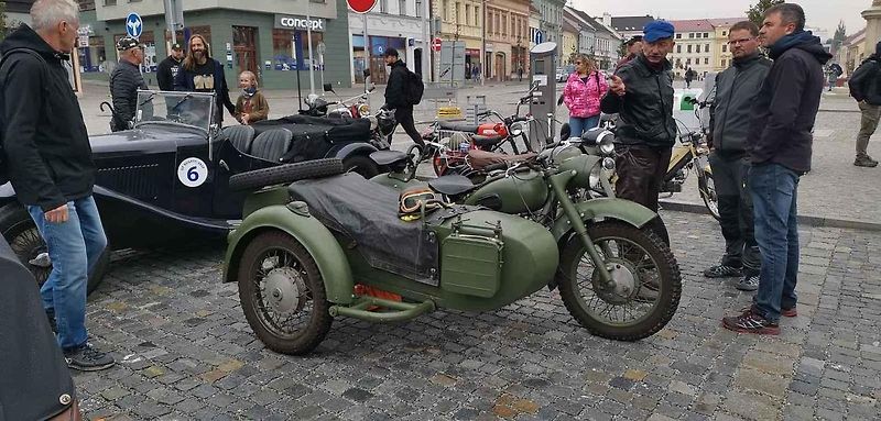 Výstava veteránů na třebíčském náměstí zakončila sezonu Veteran Car Clubu Třebíč 2022