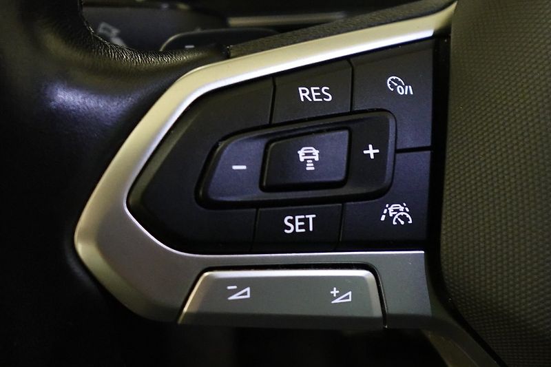 Volkswagen Passat TDI 147kW R-Line IQ NezTo ACC - fotka 20 z 25
