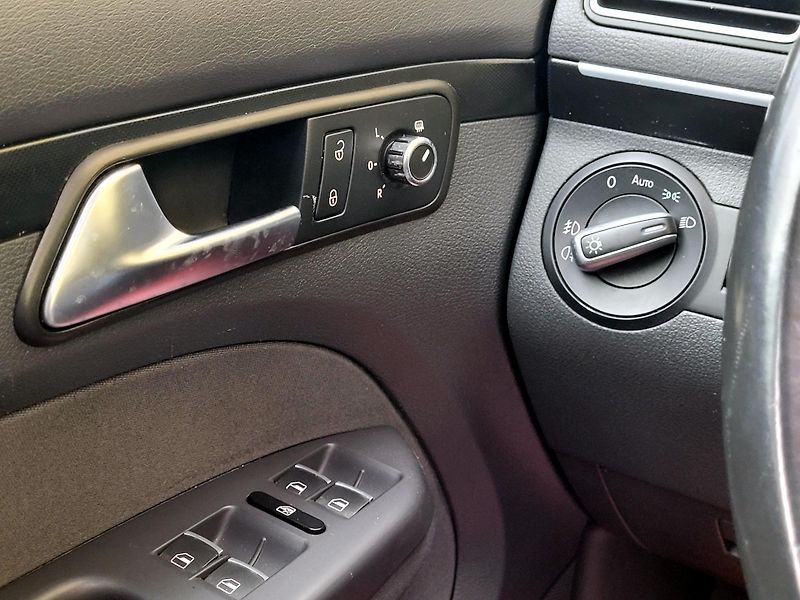 Volkswagen Touran 1,4 DSG Highline, nové ROZVODY - fotka 44 z 46