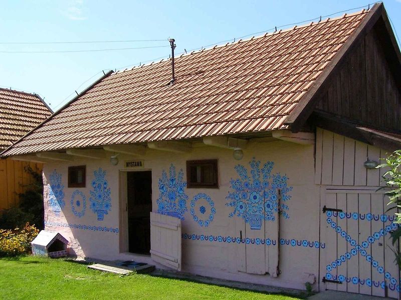 Domy nejsou žádný skanzen. Lidé v nich opravdu žijí.