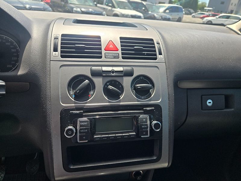 Volkswagen Touran (2009) 1.9 TDI Serviska,Rozvody - fotka 12 z 25