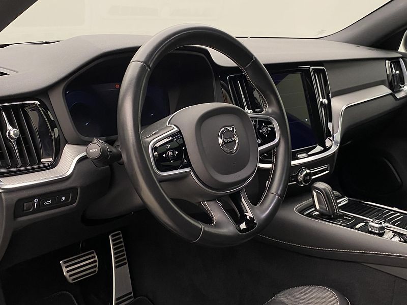 Volvo V60 T8 AWD RECHARGE R-DESIGN AUT - fotka 19 z 52