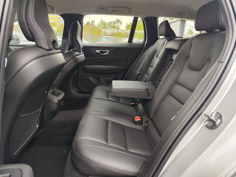 Volvo V60 B4 2.0/145kW Inscription AT - fotka 12 z 37