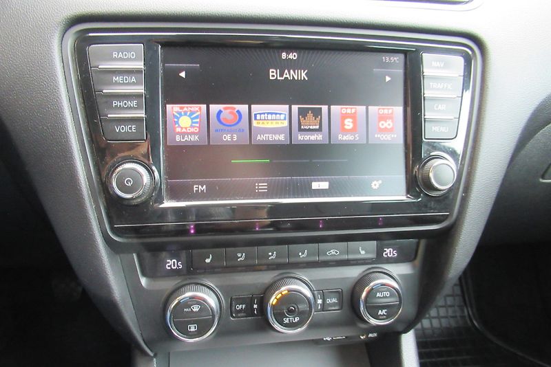 Škoda Octavia 1.6 TDI AUT. KLIMA NAVI XENON - fotka 13 z 26