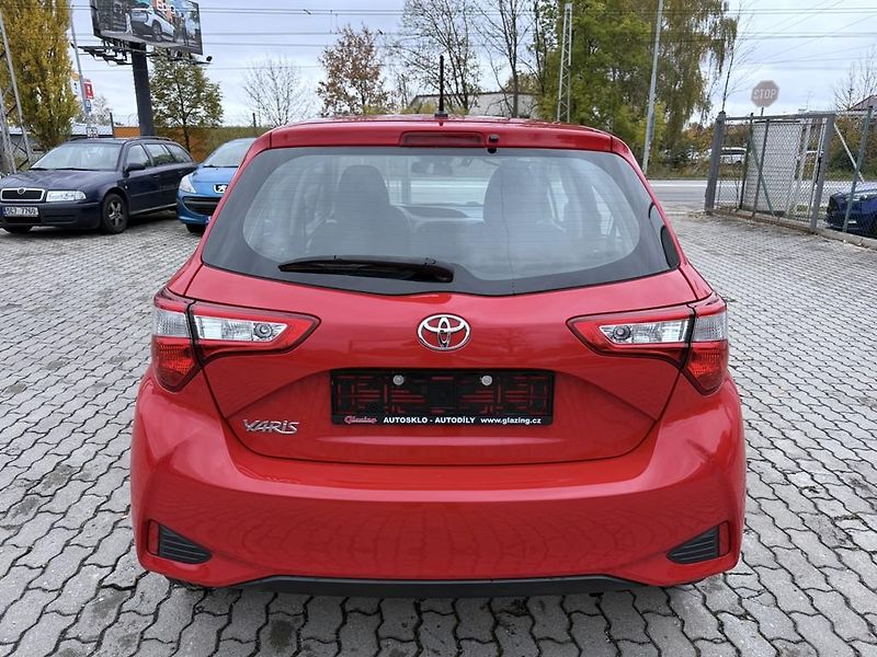 Toyota Yaris 1.0i 51 kW klima, serviska - fotka 4 z 17