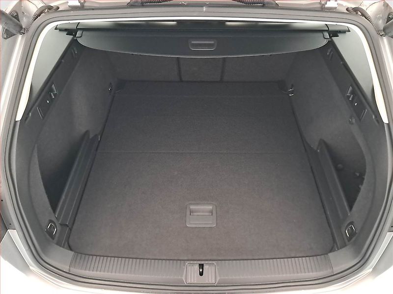 Volkswagen Passat (2019) R-Line 1.5 TSI - fotka 13 z 20